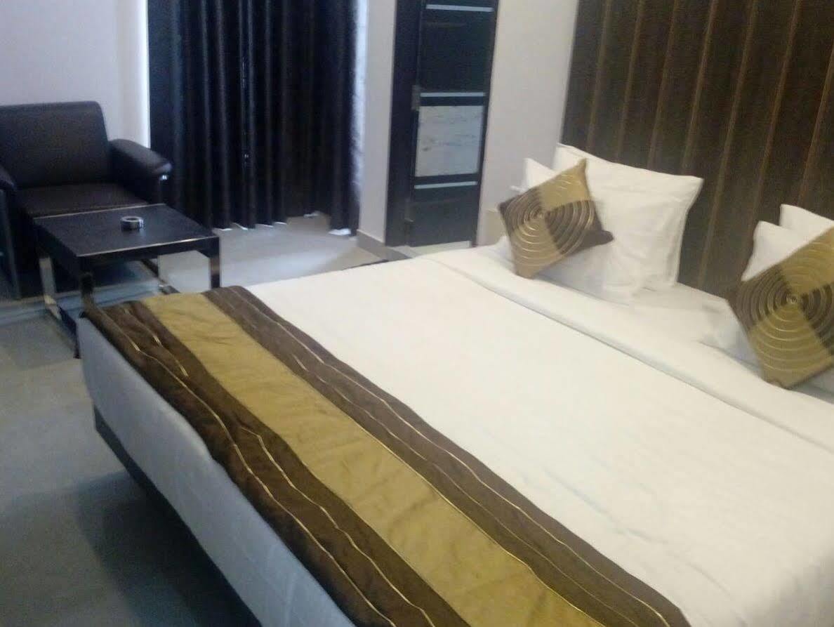 Red Carpet Hotels 诺伊达 外观 照片